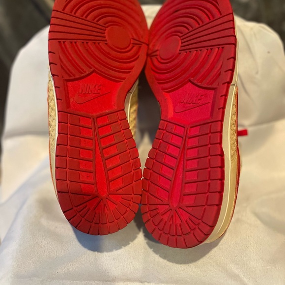 Nike Low-Top Sneakers in Beige and Red main image 6